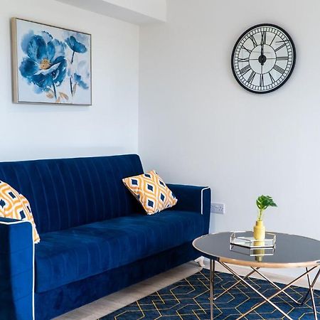 شقة Lovely 2 Bed Penthouse In Loughton Central Location المظهر الخارجي الصورة