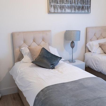 شقة Lovely 2 Bed Penthouse In Loughton Central Location المظهر الخارجي الصورة