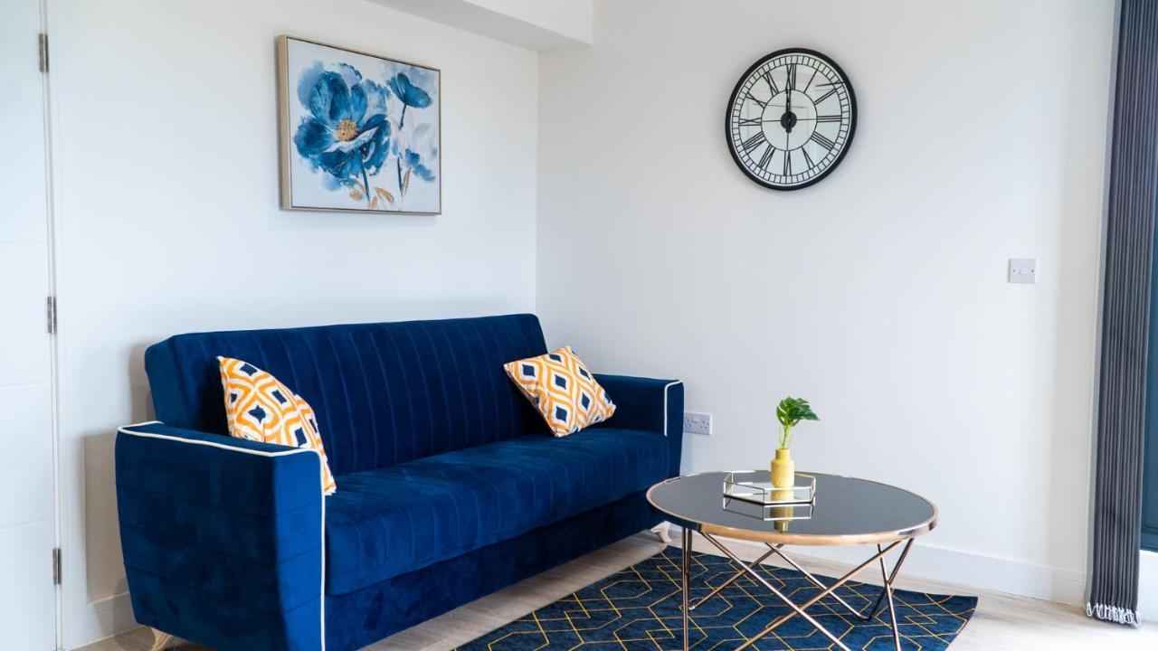 شقة Lovely 2 Bed Penthouse In Loughton Central Location المظهر الخارجي الصورة