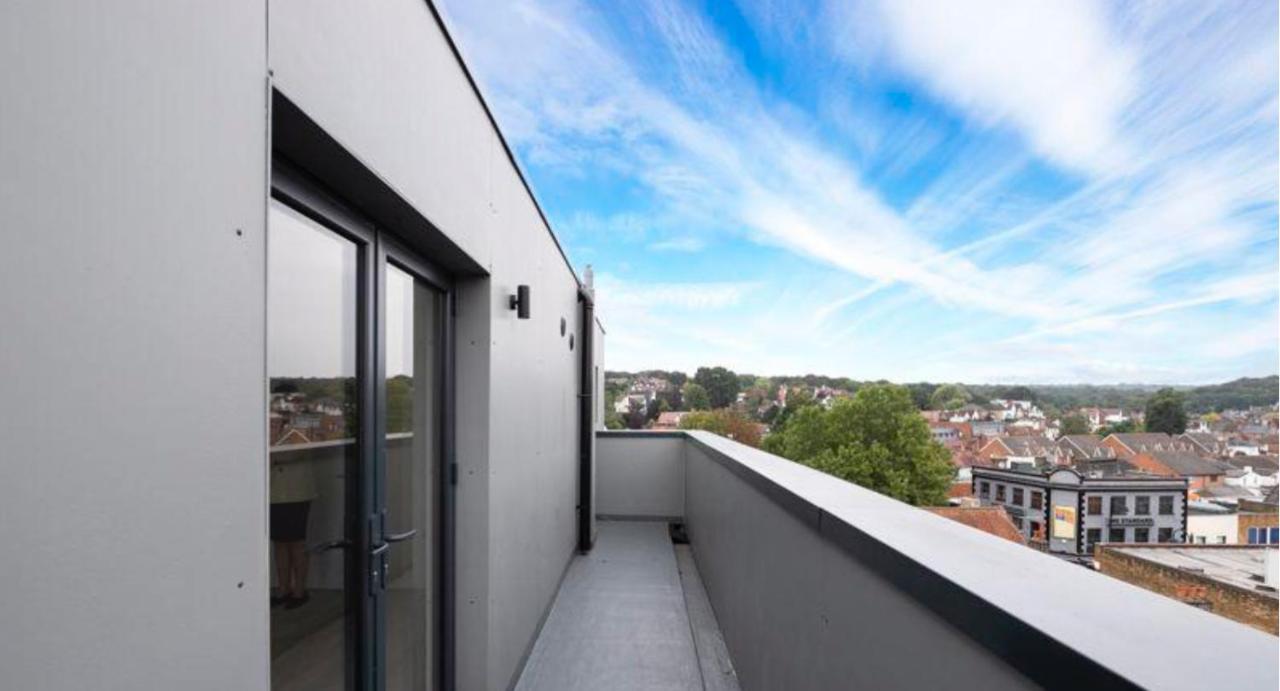 شقة Lovely 2 Bed Penthouse In Loughton Central Location المظهر الخارجي الصورة