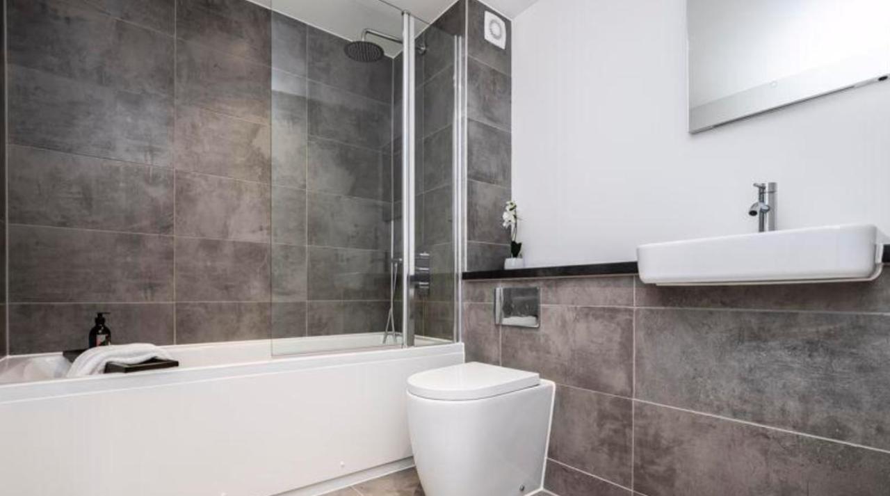 شقة Lovely 2 Bed Penthouse In Loughton Central Location المظهر الخارجي الصورة