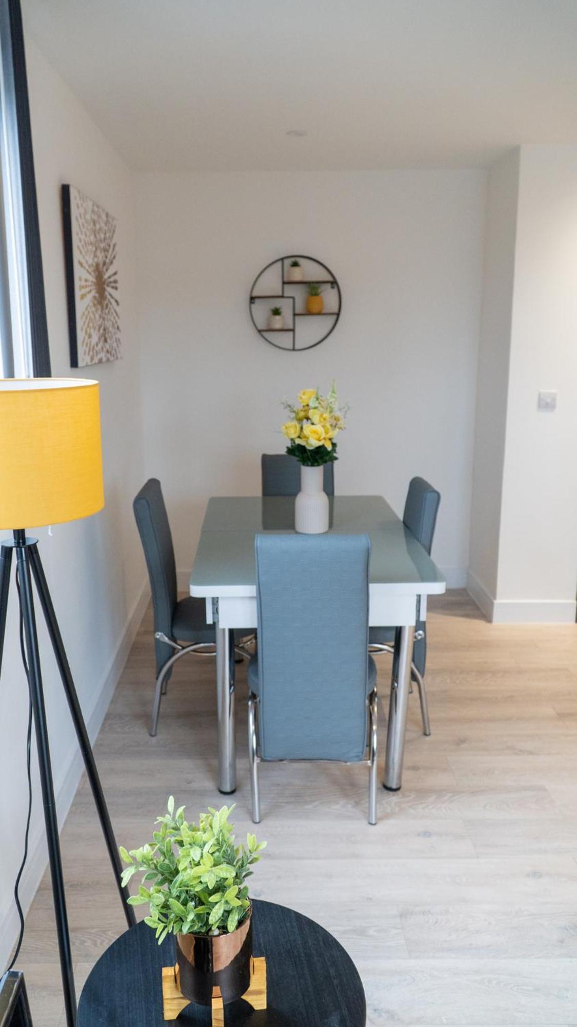 شقة Lovely 2 Bed Penthouse In Loughton Central Location المظهر الخارجي الصورة